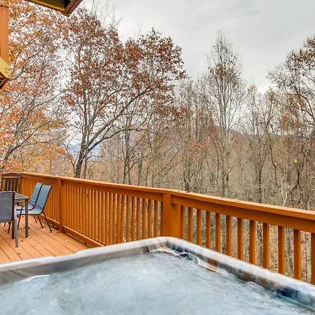 Pet-Friendly Gatlinburg Retreat With Hot Tub! Villa